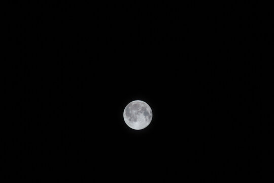8月の夜空　美しい満月が光る09