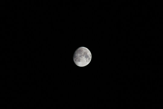 8月の夜空に浮かぶ十三夜の月05