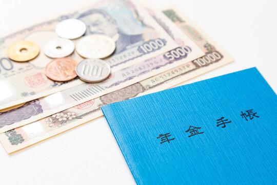 白背景に年金手帳とお金