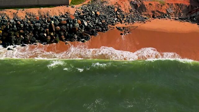 Vista a&eacute;rea de drone das ondas e da costa de Itajuba em Barra Velha, Santa Catarina