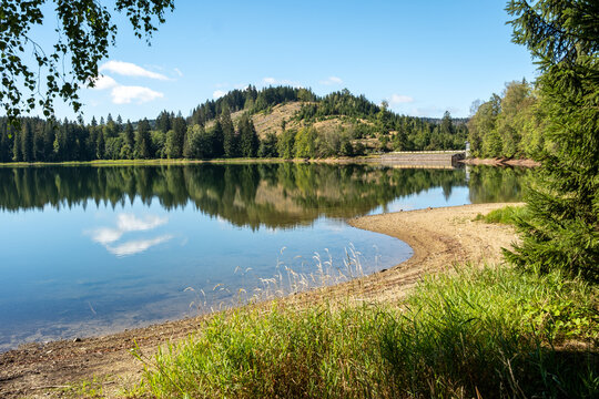 Trinkwassertalsperre Scheibe-Alsbach Blick &uuml;ber das Staubecken zum Staudamm