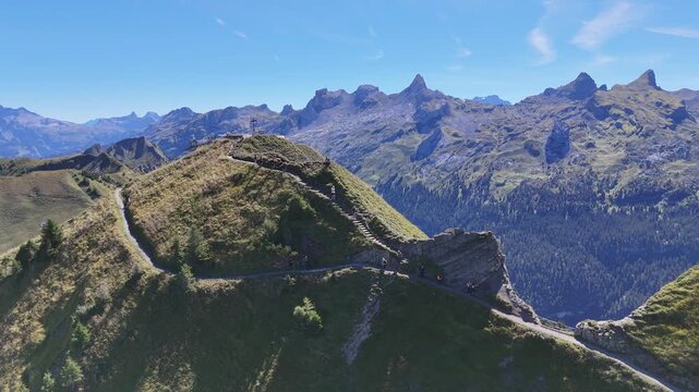 Veduta aerea con drone del sentiero in cresta (Gratwanderweg) da Klingenstock a Fronalpstock, Stoos, Svizzera