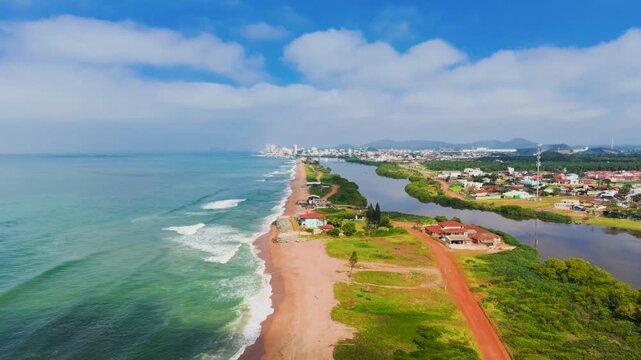 Vista a&eacute;rea de drone da Praia da Pen&iacute;nsula e Laguna de Barra Velha, Santa Catarina
