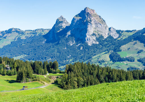 La celebre funicolare di Stoos immersa nel paesaggio del Canton Svitto, Svizzera con sullo sfondo Grosser e Kleiner Mythen
