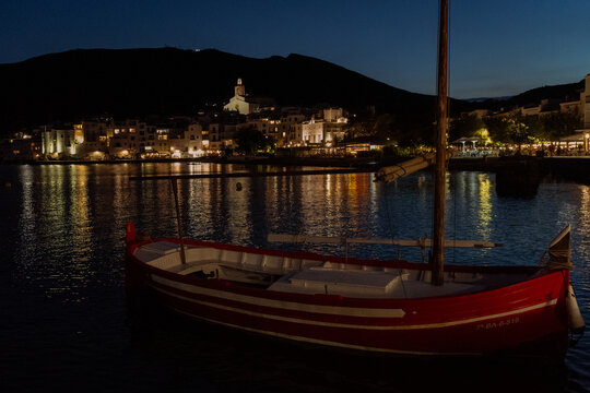 Cadaques y sus botes en la noche 