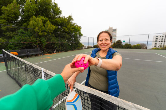 pickleball players passing ball