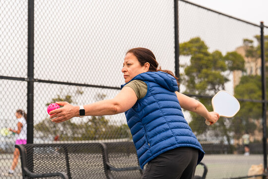 pickleball player serve ball