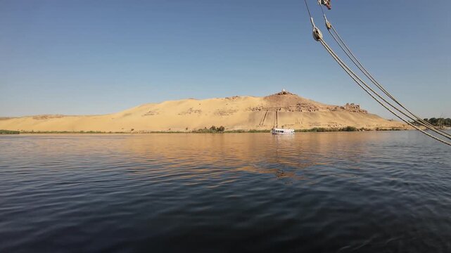 Un bonito paisaje que representa la vida en el Nilo pasando por Egipto	