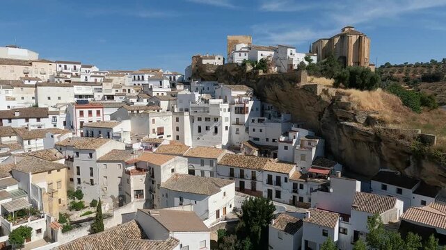 Pueblos blancos de Andaluc&iacute;a, Setenil de las Bodegas visto desde el mirador del Carmen, Espa&ntilde;a. Sin audio