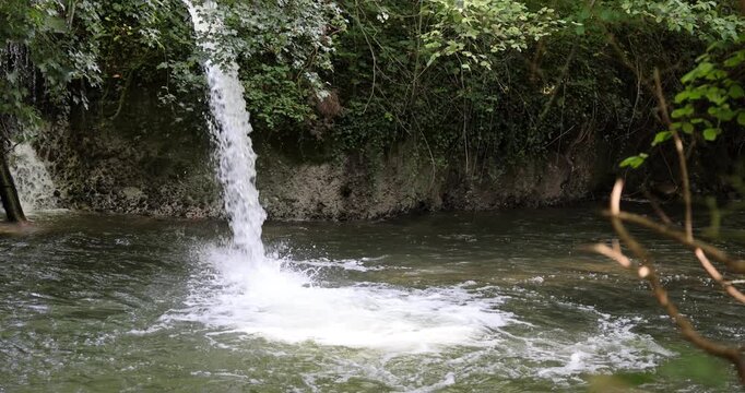 Petite cascade se jetant dans une rivi&egrave;re en sous-bois