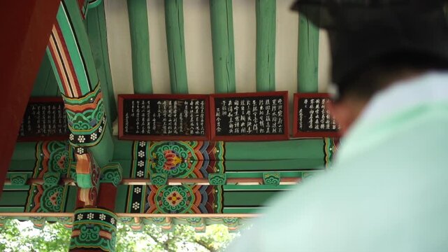 조선시대 선비 한복 갓 전통 역사 정자 누정 유학자 양반 유학 학자 뒷모습 사대부 인물 남성 도포 자연 경치 산세 수목 숲 힐링 풍류 사색 풍경 한옥 한국 문화재 유적지