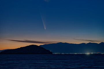 琵琶湖の薄明の空に現れた紫金山・アトラス彗星 Comet Tsuchinshan-ATLAS C/2023 A3 over Lake Biwa at twilight © Kenji Akiyama