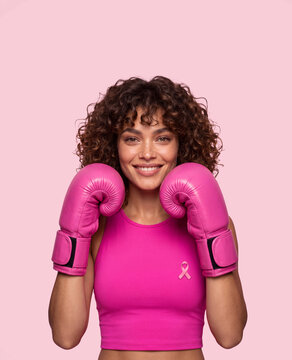Mulher com luvas de boxe contra o c&acirc;ncer de mama campanha outubro rosa
