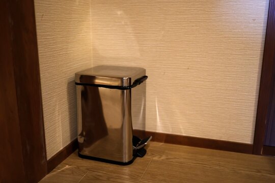 トイレ前に置かれたナプキンやおむつのサニタリーボックス