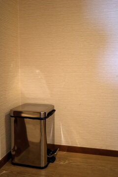 トイレ前に置かれたナプキンやおむつのサニタリーボックス