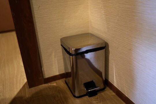 トイレ前に置かれたナプキンやおむつのサニタリーボックス