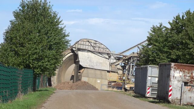 Abraum-Bagger  entfernt die obere Erdschicht im Braunkohlentagebau Indern,  Titz, Nordrhein-Westfalen, Deutschland