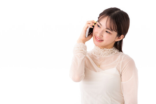 笑顔で電話する女性