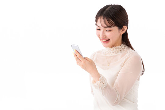 スマホを使う若い女性