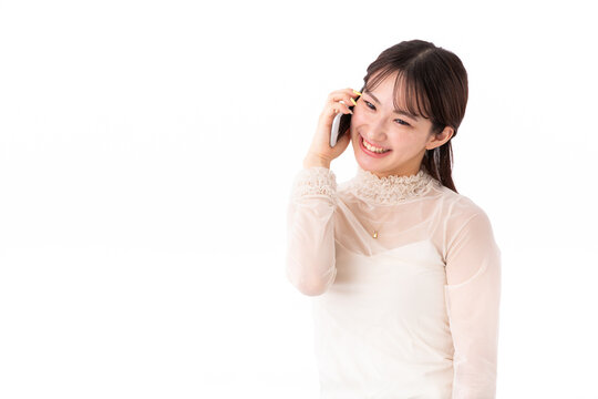 笑顔で電話する女性