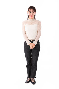 かわいい20代の女性の全身