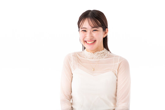 笑顔の若い女性