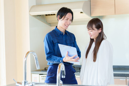 サービスの説明をする家事代行の男性