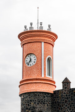 Torre del reloj del Palacio de Cortez, Cuernavaca, Morelos. En 1531, durante la &eacute;poca de la Encomienda, Hern&aacute;n Cort&eacute;s edific&oacute; &ndash;al lado de la capilla que a&ntilde;os atr&aacute;s hab&iacute;a construido el padre Melgarejo 