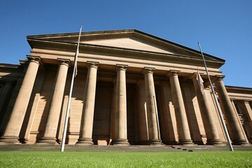 Obraz premium grand classical building facade with tall columns against