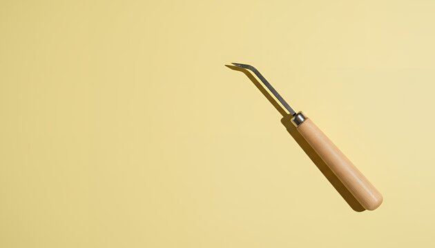 木製ハンドル付きの曲がった金属フック工具