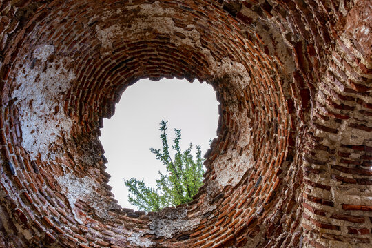 La tumba tracia (r&eacute;plica) en Kazanlak, Bulgaria. La tumba fue declarada Patrimonio de la Humanidad por la UNESCO, pero actualmente la tumba original est&aacute; cerrada permanentemente; solo la r&eacute;plica est&aacute; 
