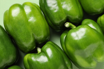 Obraz premium Green bell peppers on color background background, closeup