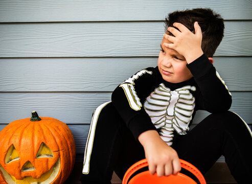 Little boy dressed up as a skelleton