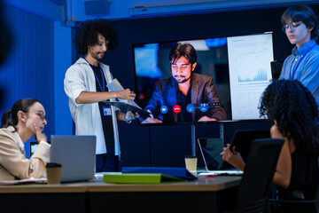 Obraz premium A diverse technology team share a document with a teammate joining online in a technology office set up for remote work, an image of hybrid teamwork across distance