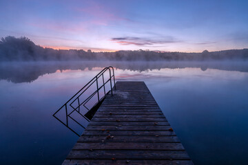 Fototapeta premium Frühherbstmorgen am Dietlhofer See, Weilheim, Bayern, Deutschland