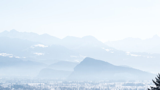 Winterlandschaft mit Sonnenschein, Schnee und Eis in den Schweizer Alpen