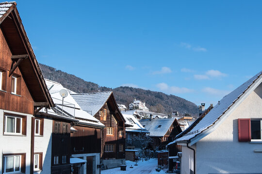 Schneebedeckte D&auml;cher in Marbach Schweiz mit Schloss Weinstein Panorama