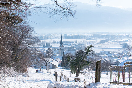 Winterlandschaft mit Sonnenschein, Schnee und Eis in den Schweizer Alpen