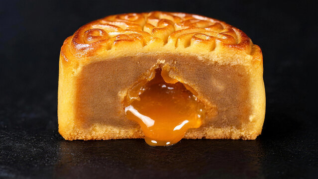 Flat cut lava mooncake with pooling center close up