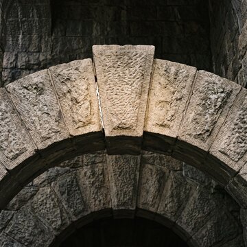 An arch keystone bearing the thrust from both sides of the span