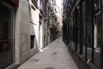 Fototapeta premium Narrow street in Barcelona, Catalonia, Spain.