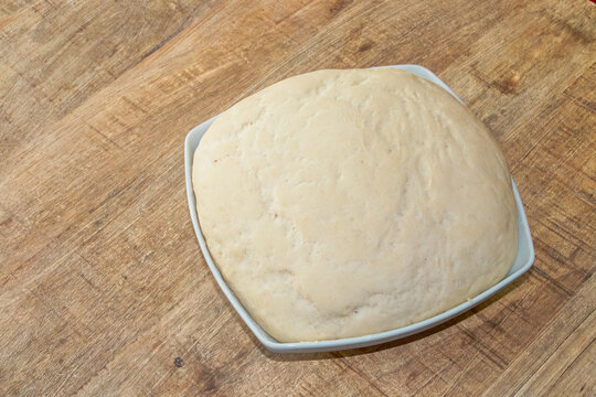 Masa de pan de trigo fermentada y lista para cocinar en Madrid, Espa&ntilde;a. Bowl de masa fermentada y preparada en casa lista para hornearla.