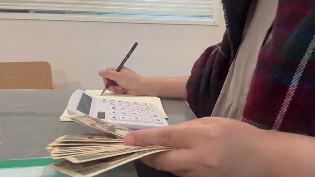 家計簿を書く主婦