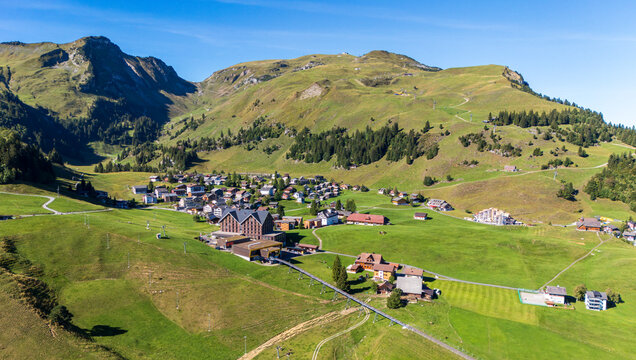 Panorama alpino pittoresco del villaggio di Stoos, Canton Svitto, Svizzera