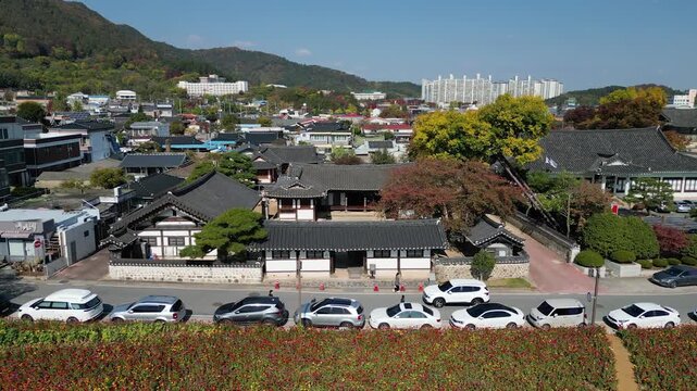 나주 금성관 나주목관아 목사내아 정수루 백일홍 꽃밭 한옥 풍경 문화재 전통건축 한국전통 역사유적 도시전경 시가지 마을 동네 지붕 한옥 기와집 전통 역사 유적지 관아 관광지 여행 대한민국 전경 도시 건축 문화유산 역사건축 고건축 하늘 구름 도로 주택가 한옥지붕 옛길 명소