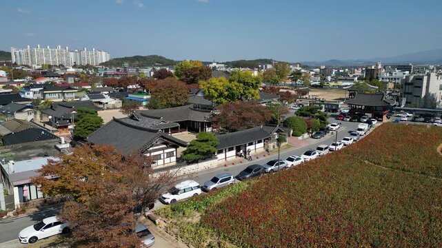 나주 금성관 나주목관아 목사내아 정수루 백일홍 꽃밭 한옥 풍경 문화재 전통건축 한국전통 역사유적 도시전경 시가지 마을 동네 지붕 한옥 기와집 전통 역사 유적지 관아 관광지 여행 대한민국 전경 도시 건축 문화유산 역사건축 고건축 하늘 구름 도로 주택가 한옥지붕 옛길 명소