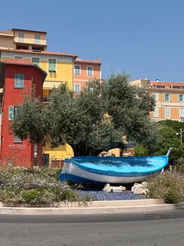 Cette photo pittoresque capture l'essence du charme m&eacute;diterran&eacute;en et de la ville de Menton, c&eacute;l&egrave;bre pour ses citrons