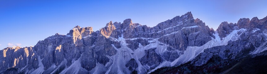 Fototapeta premium Blick auf das überwältigende Panorama der Geislergruppe, Naturpark Puez-Geisler, Lungiarü, Dolomiten, Italien, Europa