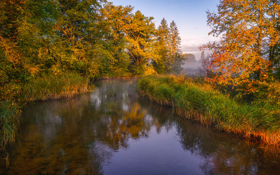 Herbstmorgen an der Ach, Uffing am Staffelsee, Oberbayern, Bayern, Deutschland