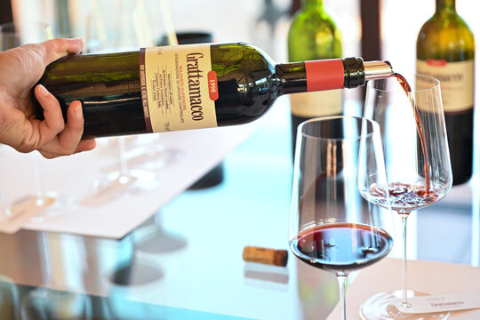  Bolgheri Cabernet Sauvignon grapes and vineyards in Tuscany for Supertuscan Grattamacco, Sassicaia and Ornellaia wines.
Grattamacco supertuscan tastings of historic Grattamacco vintages.
